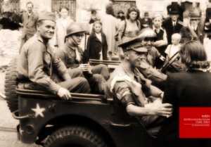 A bord d'une jeep, la police militaire alliée (Anglais, Français, Américains et Soviétique) patrouille dans Vienne.